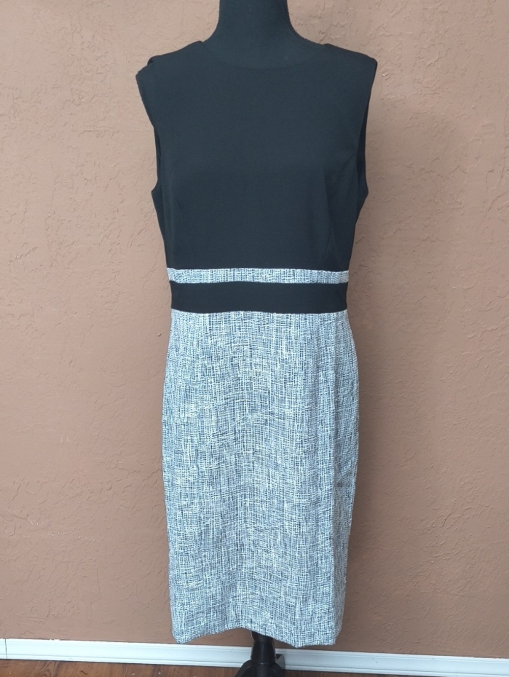 NWT Kasper Women's Black and White Sleeveless Midi Sheath Dress Size 10